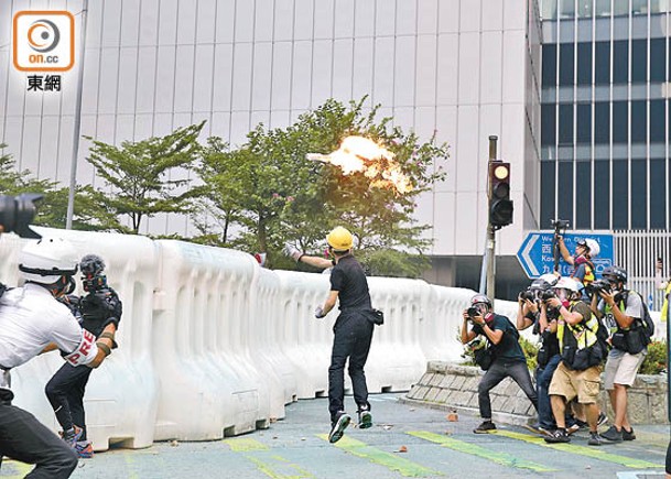 圍攻政總  音樂人囚5年