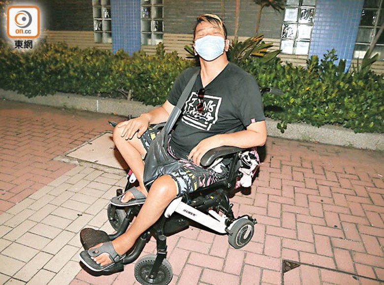 以輪椅代步的郭先生有家歸不得，被迫流落街頭。