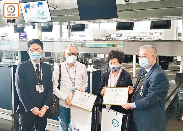出發者獲日本國駐港總領事頒紀念證書及電腦袋。（胡德威攝）