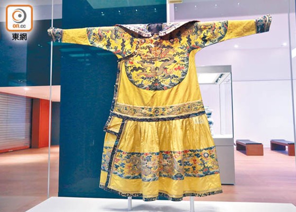 明黃色紋雲龍紋男單朝袍於北京故宮從未展出過。（黃仲民攝）
