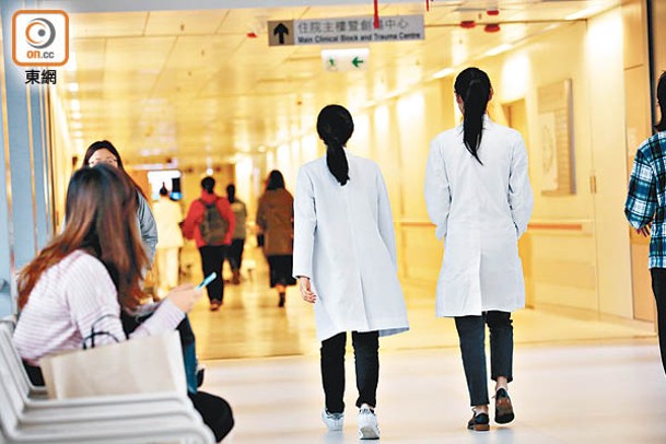 本港醫護流失率高企，影響公營醫療質素。