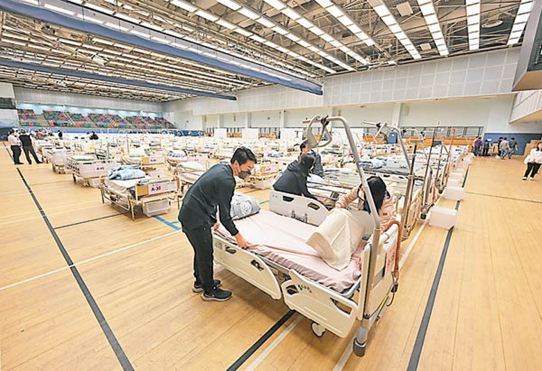 石硤尾公園體育館的暫託中心約有180張病床。