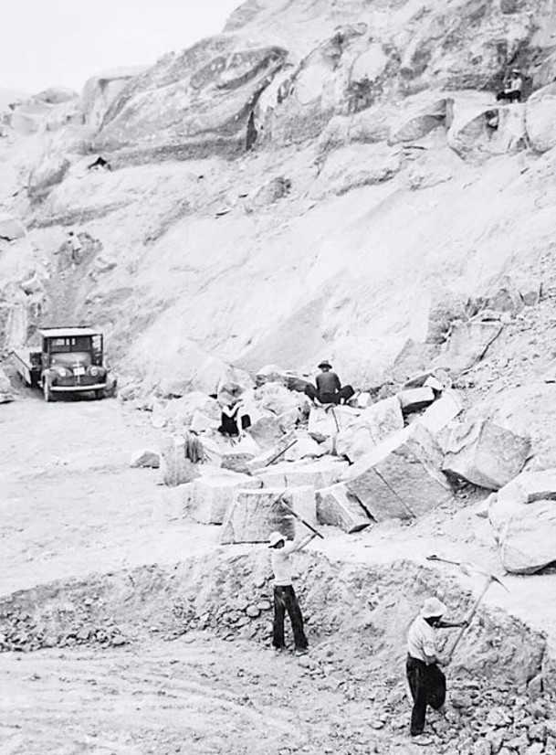 黑白照片攝於1956年，反映早期的石礦業以人手開採岩石。