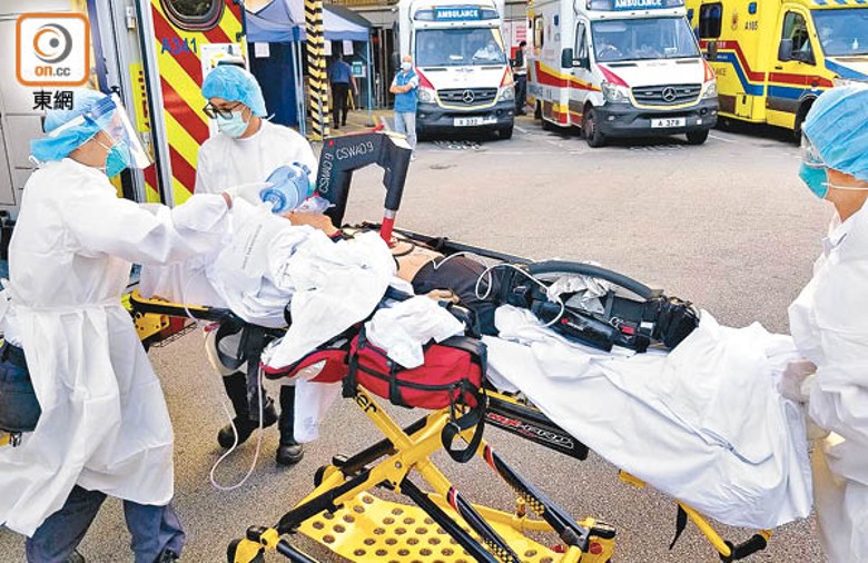 尖沙咀：婦人被送上救護車，惜最終不治。（蘇偉明攝）