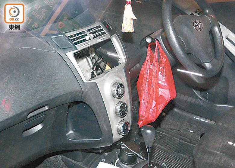 私家車的收音機暗格內亦搜出懷疑毒品。