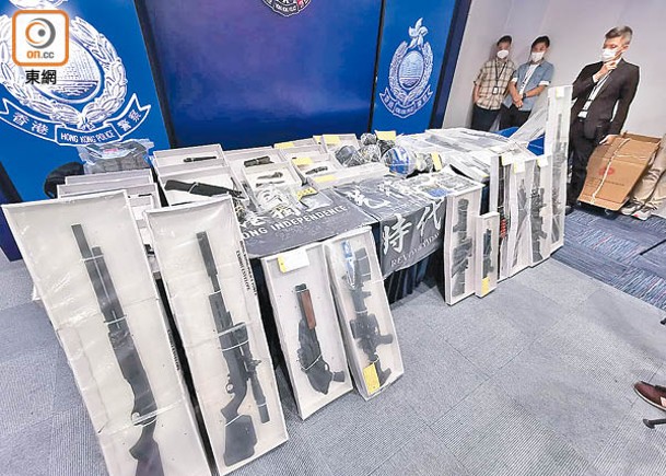 警方展示起出的仿製槍及刀等武器。（劉子文攝）