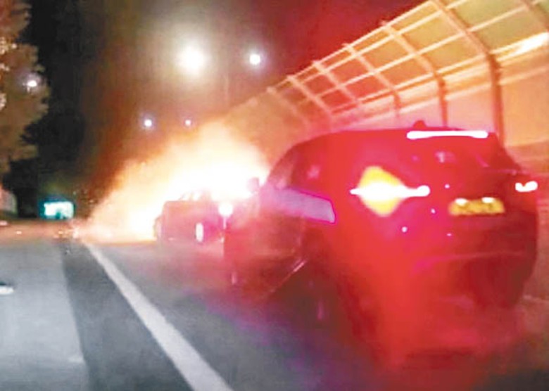 私家車被火光包圍。