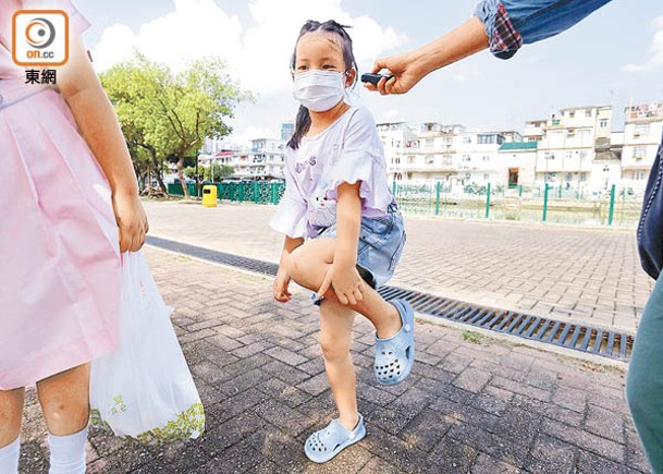 上水：市民梁太的小女兒在訪問期間被蚊叮而不停搔癢。