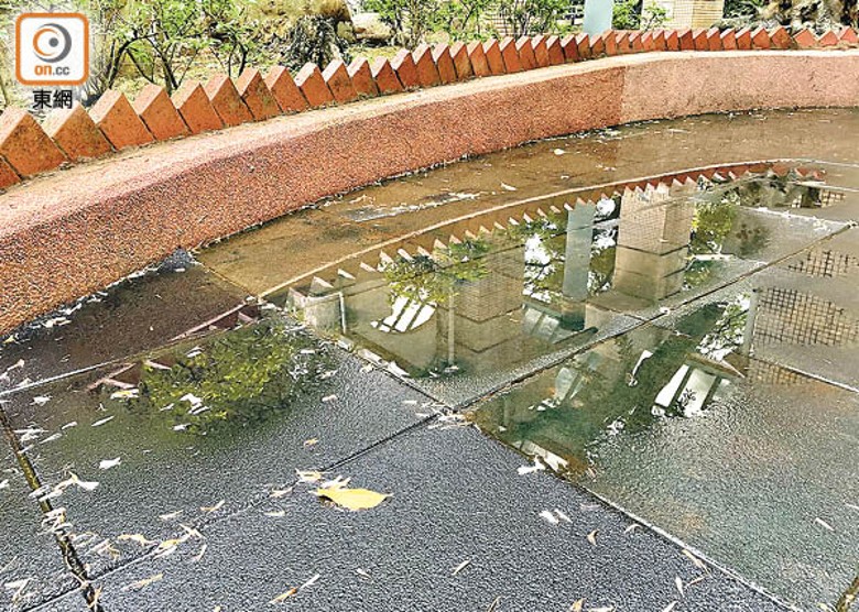馬鞍山：屋邨入口處有大攤積水。