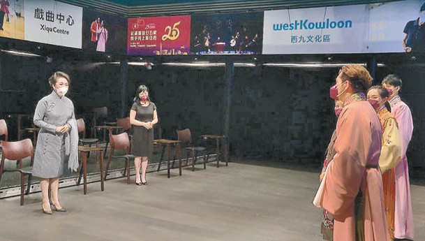 觀賞粵劇折子戲綵排後，彭麗媛（左）與演員交流。