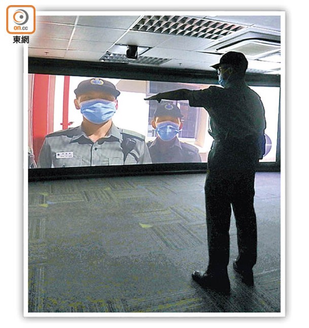 學員透過虛擬畫面學習處理不合作的在囚人士。