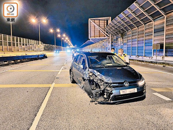 大埔：私家車右車頭損毀，警方在場調查。（沈厚錚攝）