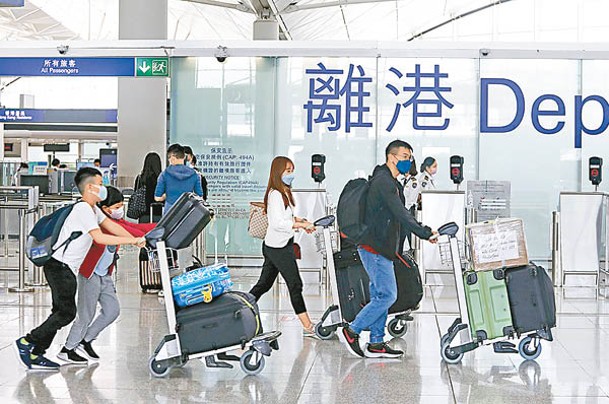 政府正研究於本港機場實施「一地兩檢」。