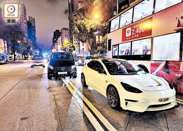九龍城：涉事Tesla電動車及客貨車。（沈厚錚攝）