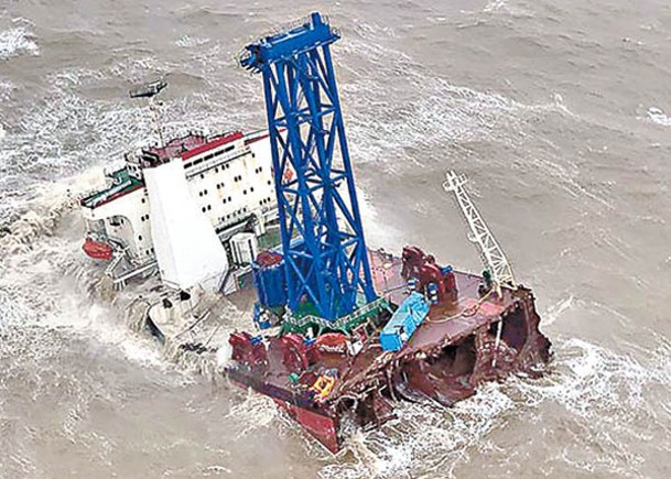數千噸重的工程船在滔天惡浪中載浮載沉。