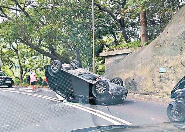 石澳道：私家車撞坡後四輪朝天。