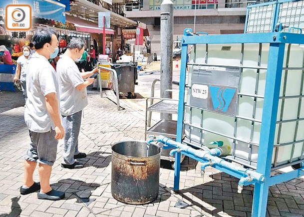 葵涌爆水管路陷 街道變黃河