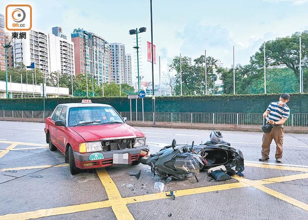 尖沙咀：電單車與的士碰撞後，的哥在場拍照做紀錄。（沈厚錚攝）