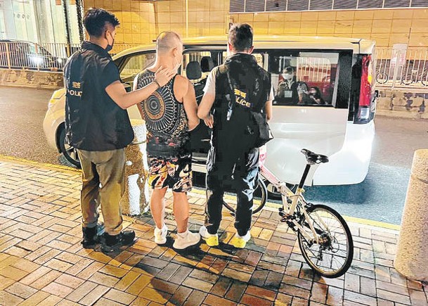 中年漢涉偷單車被捕，涉案單車亦被帶走。