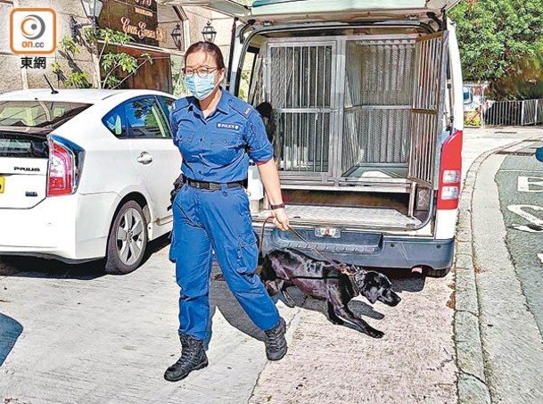警員帶同警犬到場搜索。（張開裕攝）