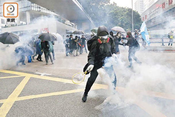 有示威者向政總投擲汽油彈。