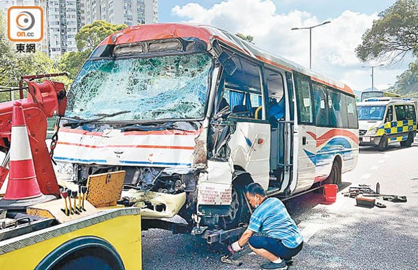 旅巴事後由拖車拖走。（吳鎮興攝）