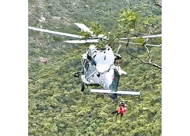 救援人員將事主吊上直升機。