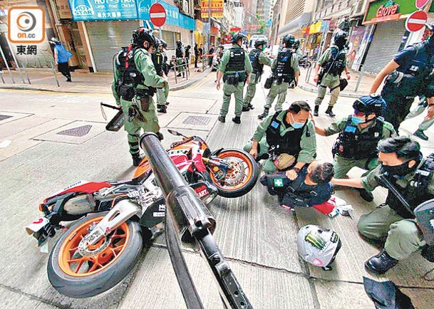 唐英傑駕電單車衝擊警方防線。