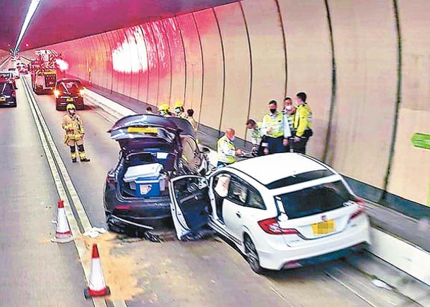 私家車猛撼Tesla車尾。