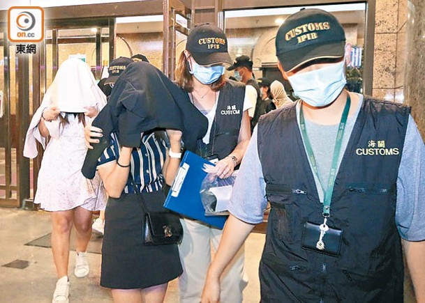海關月初拘捕涉案旅遊度假推廣公司職員。