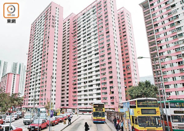 香港仔鴨脷洲邨利滿樓昨完成圍封強檢。
