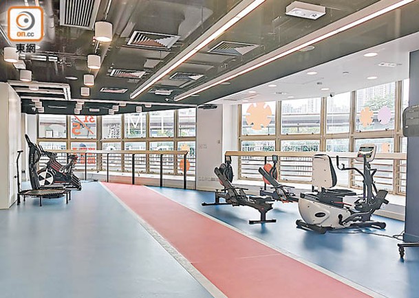 屯門：屯門地區康健中心採大量落地玻璃設計，健身中心設有大量健身儀器。