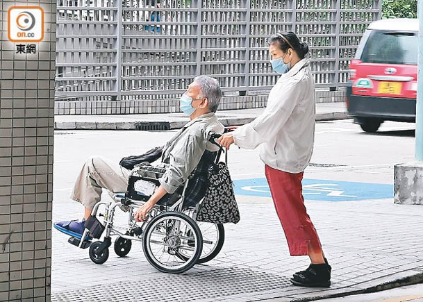 按照推算，香港現約有70多萬名照顧者。