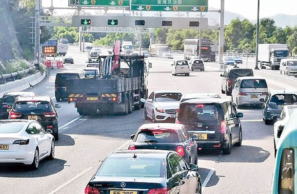 屯門公路：私家車逆線停在路中。