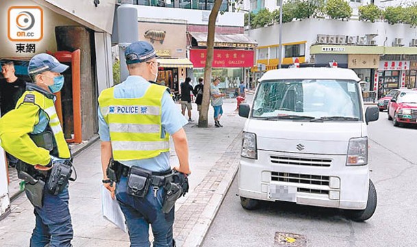 私家車擋風玻璃爆裂。（吳鎮興攝）