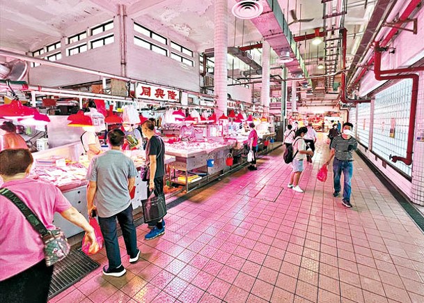 現時全港仍有約55%公眾街市或熟食市場未有安裝冷氣。