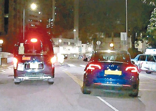 Tesla（右）越過對面行車線爬頭。