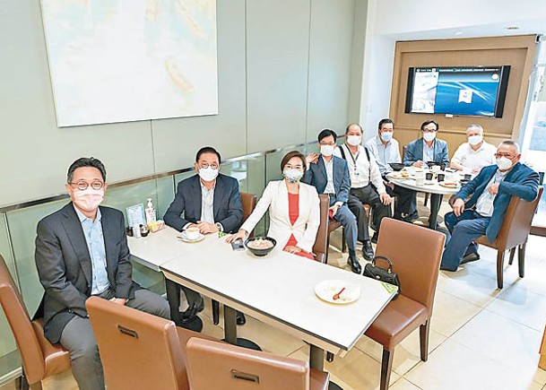 多位議員同前議員到立法會餐廳食早餐，左一為秘書長陳維安。