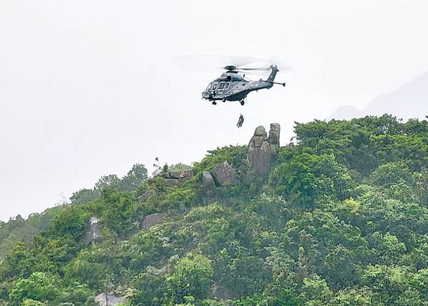 直升機在三兄弟石救起事主。