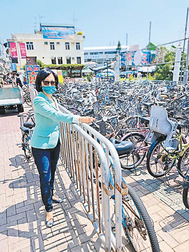 針對單車佔用公共地方嘅問題，葉劉淑儀認為可考慮單車實名登記。