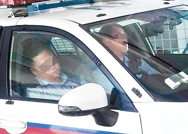 警員在車上睡覺。
