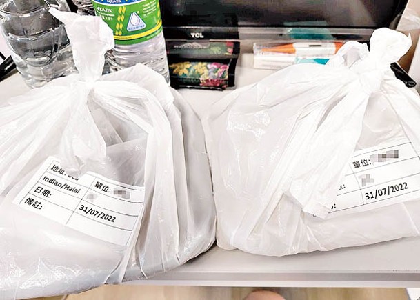 竹篙灣檢疫中心有確診人士入住期間每餐都收到兩份食物。（受訪者提供）