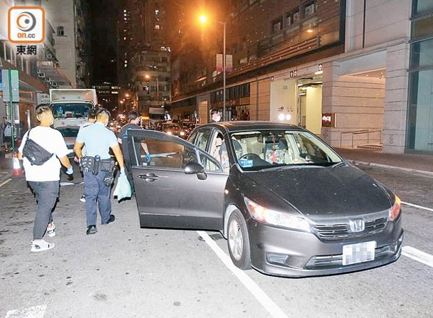 長沙灣：警員搜查私家車。