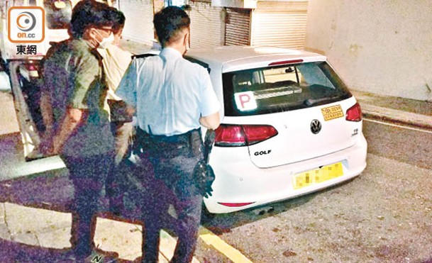 香港仔：警員搜查一輛掛P牌私家車。（胡德威攝）