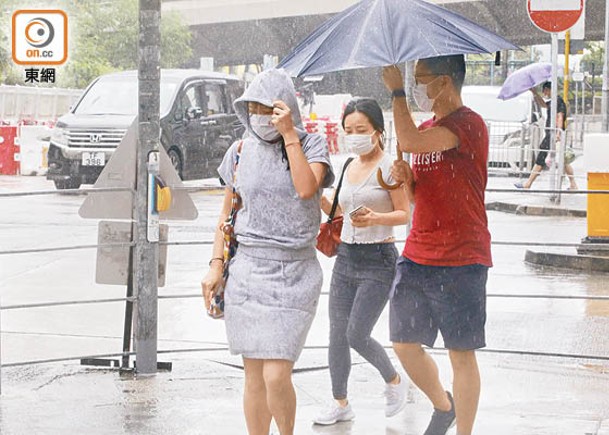 天文台表示，一道廣闊低壓槽會在未來數日為華南帶來大驟雨及雷暴。
