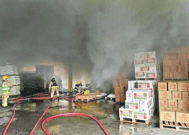 消防在貨倉內射水灌救。