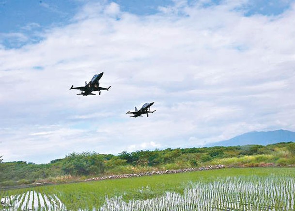 台灣：台軍戰機掛彈飛行。