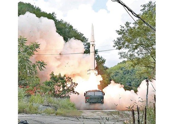 解放軍發射導彈：解放軍東部戰區火箭軍部隊發射常規導彈。
