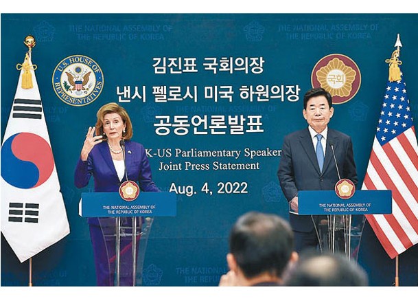 佩洛西（左）訪韓，與金榮杓（右）會面。（Getty Images圖片）