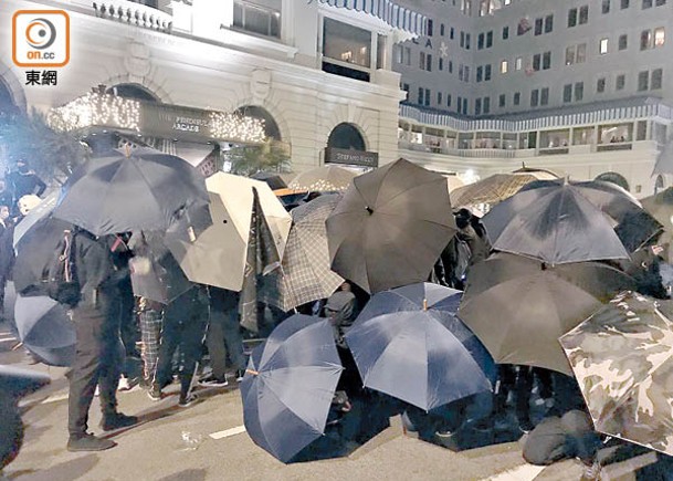 2019年平安夜，尖沙咀一帶有大批示威者對抗警方。